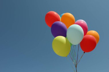 Mavi gökyüzüne karşı renkli balonlar. Metin için boşluk