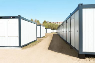 İçeriden yerlerinden edilen insanlar için yeni modüler evler
