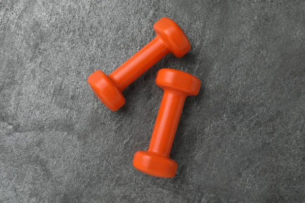 Two Orange Dumbbells Grey Table Flat Lay — Stock Photo, Image