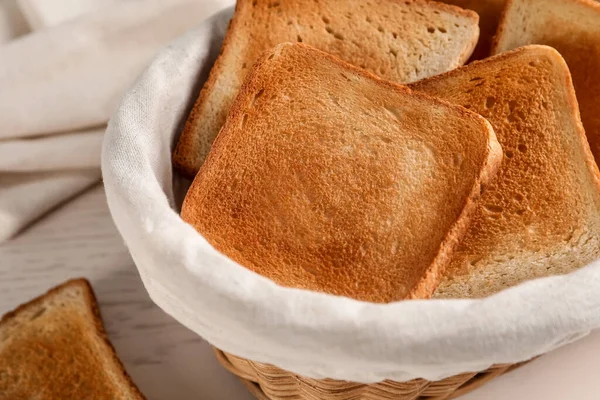 Ψάθινο Καλάθι Φέτες Από Νόστιμο Φρυγανισμένο Ψωμί Λευκό Ξύλινο Τραπέζι — Φωτογραφία Αρχείου