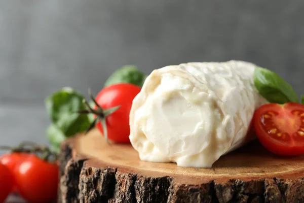 美味的新鲜山羊奶酪 上面有西红柿 特写镜头 — 图库照片