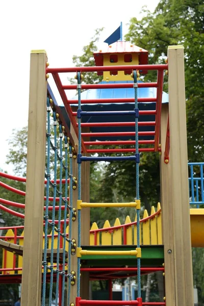 夏の日にロープはしごを登る子供の遊び場 — ストック写真
