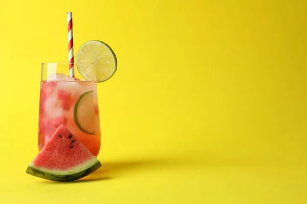 Lekkere Zomerse Watermeloen Drank Met Limoen Glas Gele Achtergrond Ruimte — Stockfoto