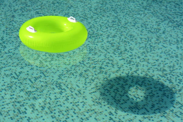 Yüzme Havuzunda Yüzen Açık Yeşil Şişme Yüzük Metin Için Boşluk — Stok fotoğraf