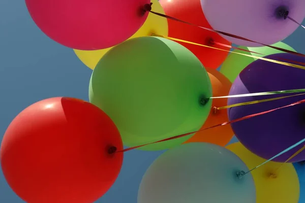Ένα Μάτσο Πολύχρωμα Μπαλόνια Ενάντια Στον Γαλάζιο Ουρανό Κάτω Όψη — Φωτογραφία Αρχείου