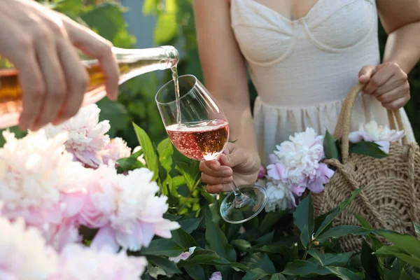 Γυναίκες Μπουκάλι Και Ποτήρι Ροζέ Κρασί Στον Κήπο Παιώνιος Closeup — Φωτογραφία Αρχείου