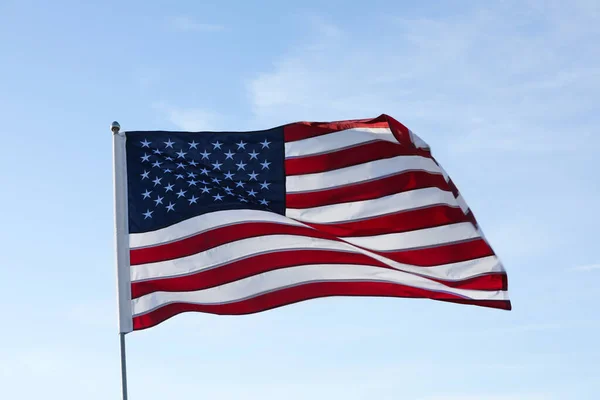 Αμερικανική Σημαία Κυματίζει Εξωτερικούς Χώρους Την Ηλιόλουστη Μέρα — Φωτογραφία Αρχείου