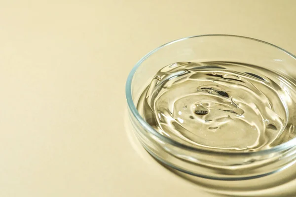 Piatto Petri Con Liquido Fondo Beige Primo Piano Spazio Testo — Foto Stock