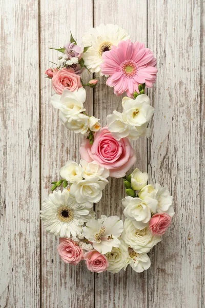 Νούμερο Από Όμορφα Λουλούδια Λευκό Ξύλινο Τραπέζι Επίπεδο Lay Διεθνής — Φωτογραφία Αρχείου