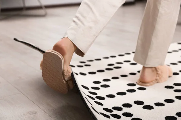 Woman Tripping Carpet Home Closeup — Stock Photo, Image