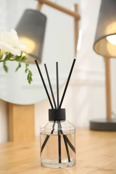 Aromatischer Schilfrohr Lufterfrischer Auf Holztisch Zimmer — Stockfoto