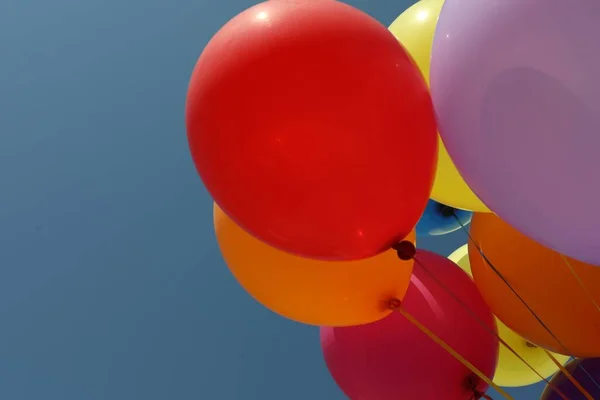 Bande Ballons Colorés Contre Ciel Bleu Gros Plan Espace Pour — Photo