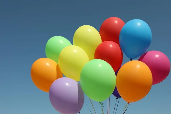 Bande Ballons Colorés Contre Ciel Bleu — Photo
