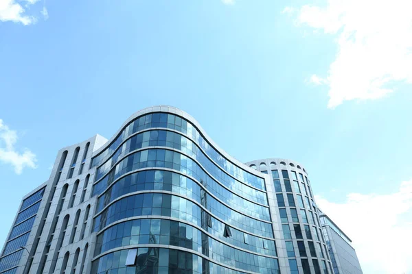 青い空に対する近代的な建物 低角度ビュー — ストック写真