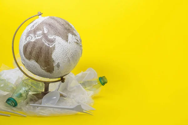 Globus Plastiktüte Und Müll Auf Gelbem Hintergrund Platz Für Text — Stockfoto