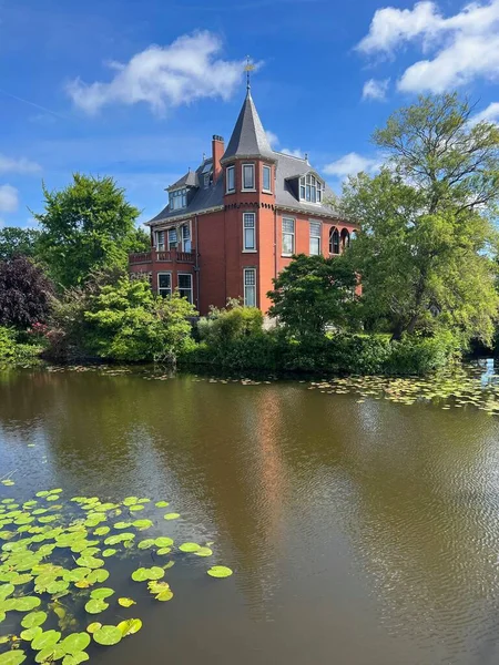 Beautiful View House River Sunny Day — Φωτογραφία Αρχείου