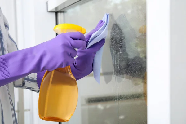 Kobieta Czyszcząca Okno Szmatą Detergentem Wewnątrz Zbliżenie — Zdjęcie stockowe