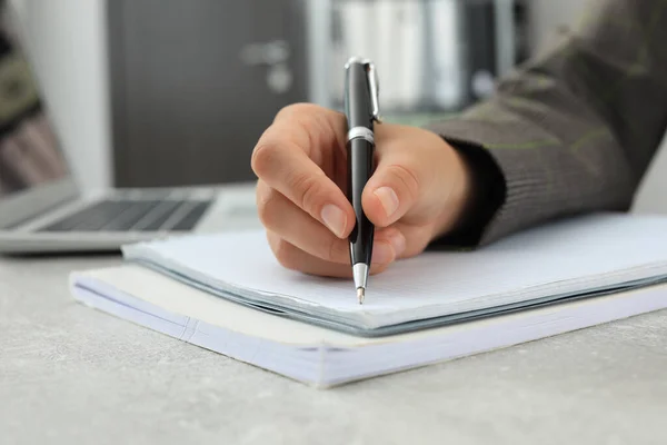 Vrouw Schrijven Notebook Aan Tafel Binnen Close — Stockfoto