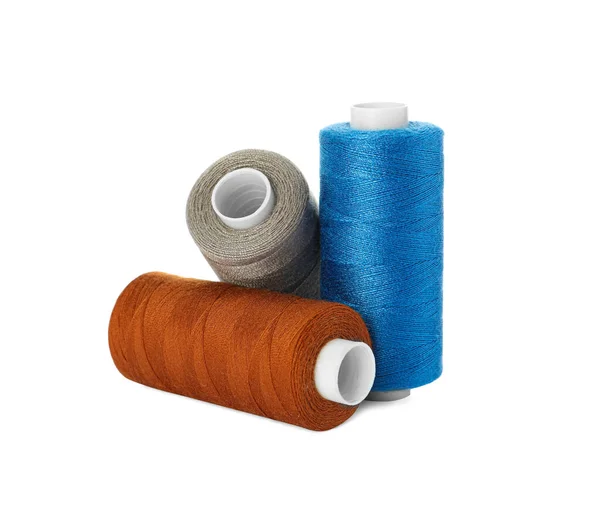 白い背景に異なるカラフルな縫製糸 — ストック写真