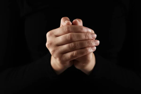 暗闇の中で祈りながら手を握り合う女 — ストック写真