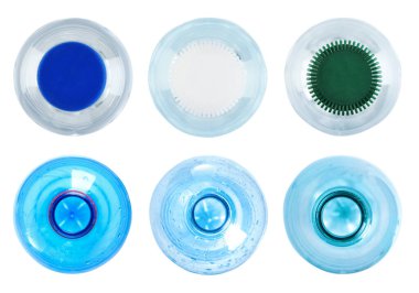 Beyaz arka planda farklı plastik şişeler ile set, üst görünüm
