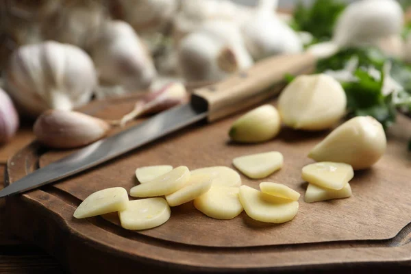 Fresh Whole Cut Garlic Wooden Board Closeup Organic Product — Stock Photo, Image