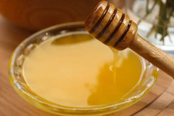 Delicious Honey Flowing Dipper Bowl Wooden Table Closeup — Stock Photo, Image