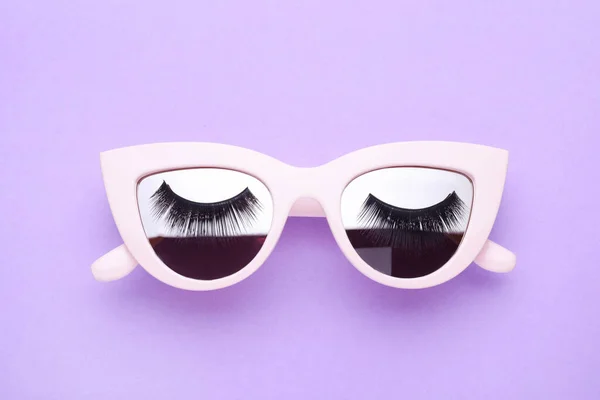Solglasögon Med Lösögonfransar Violett Bakgrund Ovanifrån — Stockfoto