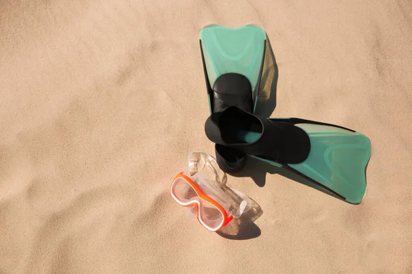 Par Flippers Och Dykning Mask Sandstrand Platt Låg Plats För — Stockfoto