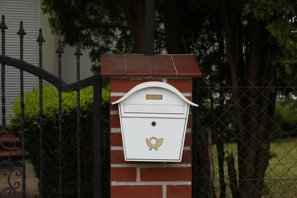 Белый Металлический Почтовый Ящик Заборе — стоковое фото