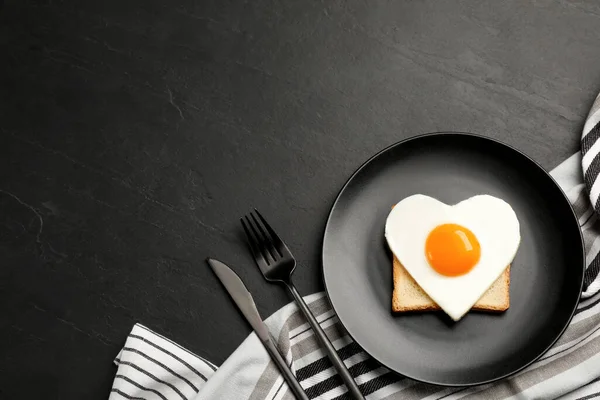 Sabroso Huevo Frito Forma Corazón Con Tostadas Servidas Sobre Mesa — Foto de Stock