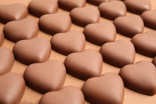 Lekkere Hartvormige Chocolade Snoepjes Bruine Achtergrond Close Valentijnsdag — Stockfoto