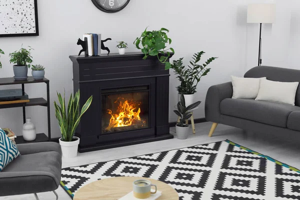 Stilvolles Wohnzimmer Mit Kamin Und Gemütlichem Sofa — Stockfoto