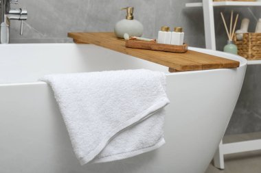Banyoda banyo havlusu ve kişisel bakım ürünleri.