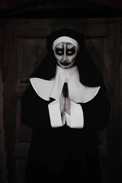 Portrait Religieuse Diabolique Effrayante Avec Les Mains Jointes Près Porte — Photo