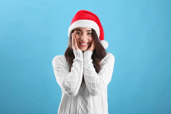 Bella Donna Che Indossa Cappello Babbo Natale Sfondo Azzurro — Foto Stock