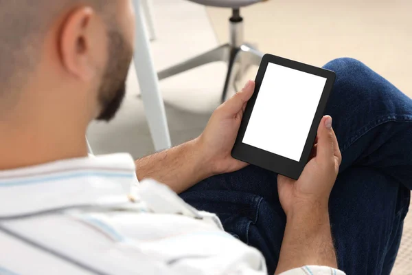 Hombre Usando Lector Libros Electrónicos Interiores Vista Primer Plano — Foto de Stock