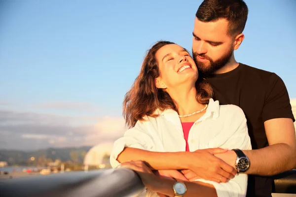 Happy Young Couple Hugging Sea Embankment — Stock Photo, Image