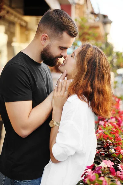 Feliz Joven Pareja Besándose Calle Ciudad —  Fotos de Stock