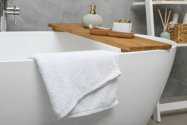 Toalla Baño Suave Productos Cuidado Personal Bandeja Bañera Baño —  Fotos de Stock