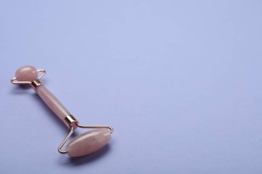 Leylak arka planında doğal yüz silindiri. Metin için boşluk