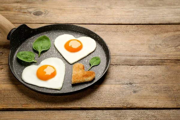 Huevos Fritos Forma Corazón Con Tostadas Sartén Sobre Mesa Madera — Foto de Stock