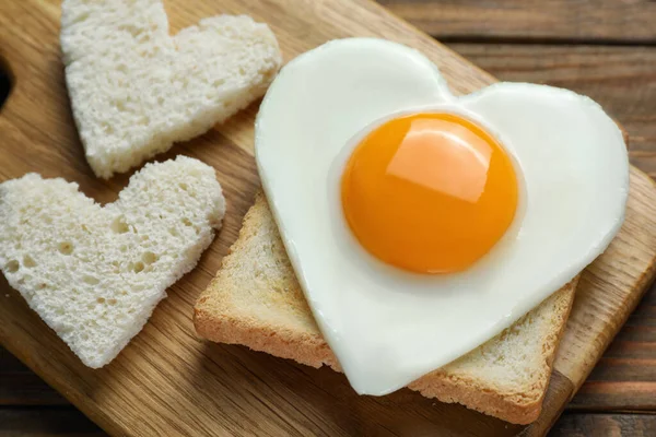 Kalp Şeklinde Kızarmış Yumurta Ahşap Masada Tost Yakın Plan — Stok fotoğraf