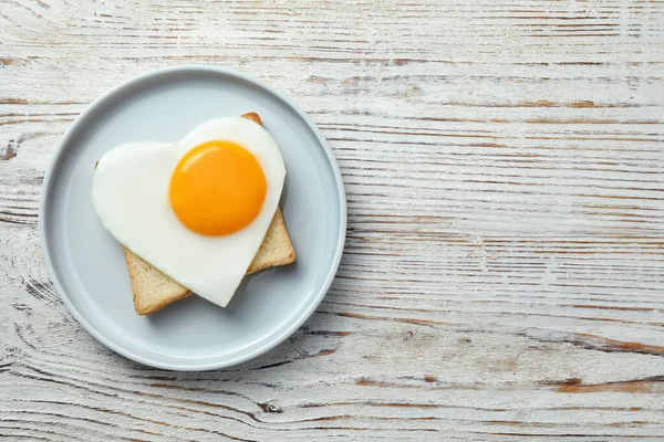 Desayuno Romántico Con Huevo Frito Forma Corazón Tostadas Mesa Madera — Foto de Stock