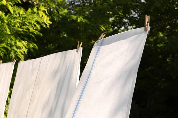 Mycí Linka Čistým Prádlem Kolíky Prádlo Venku — Stock fotografie