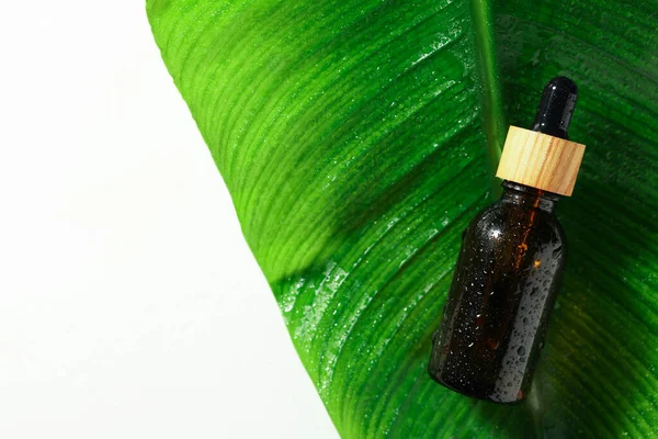 Fles Cosmetisch Product Nat Groen Blad Witte Achtergrond Bovenaanzicht Ruimte — Stockfoto