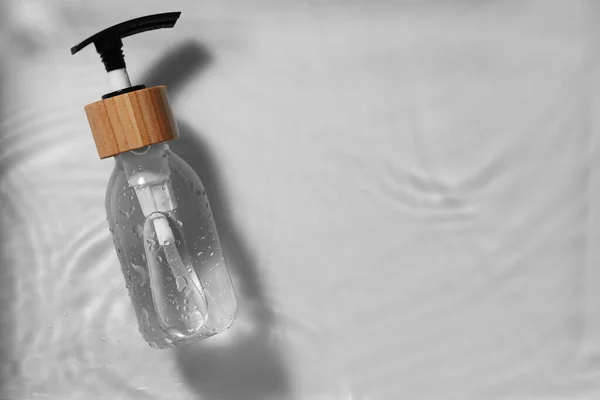 Butelka Produktu Kosmetycznego Wodzie Białym Tle Widok Góry Miejsce Tekst — Zdjęcie stockowe