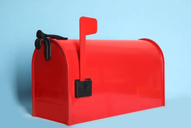 Turkuaz arka planda kapalı kırmızı posta kutusu, kapat