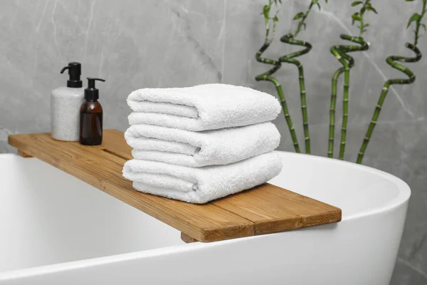 Układane Ręczniki Produkty Pielęgnacji Osobistej Tacy Wannowej Łazience — Zdjęcie stockowe