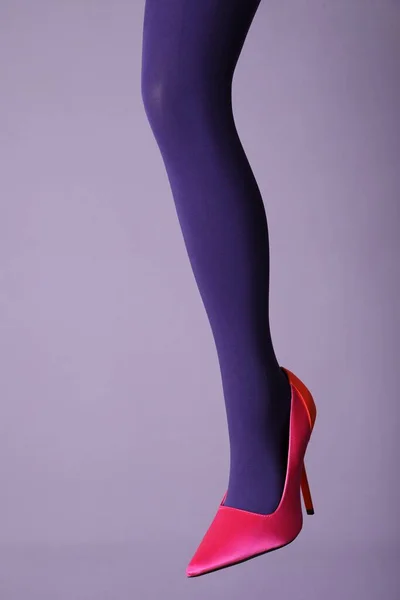 Mulher Vestindo Meias Brilhantes Sapato Salto Alto Fundo Violeta Close — Fotografia de Stock